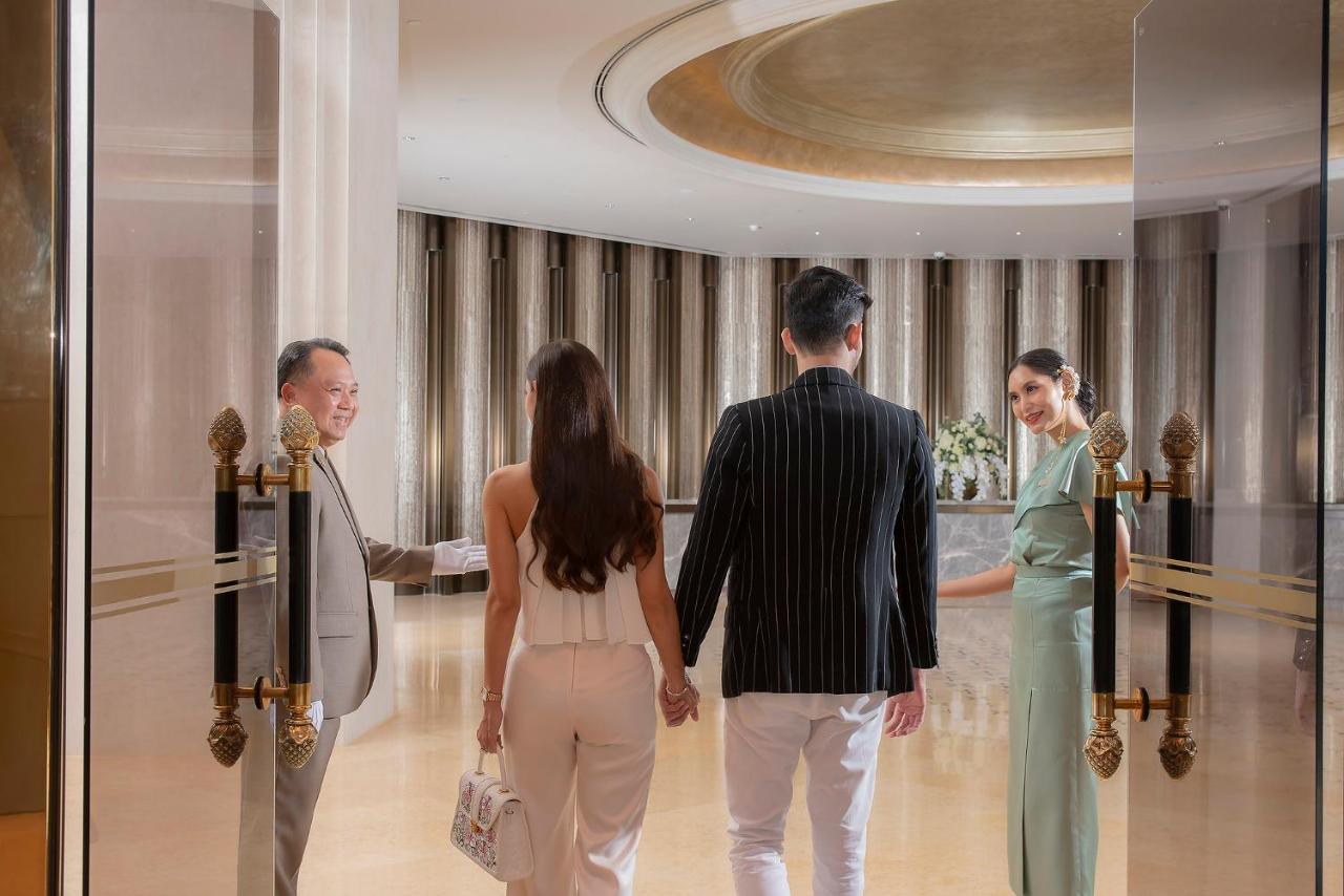 The Landmark Банкок Екстериор снимка Concierge service at a hotel