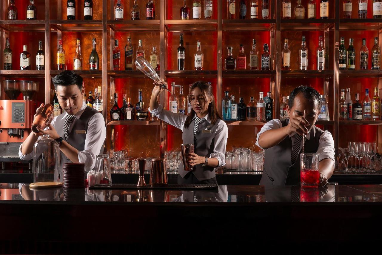 The Landmark Банкок Екстериор снимка Bartenders at work