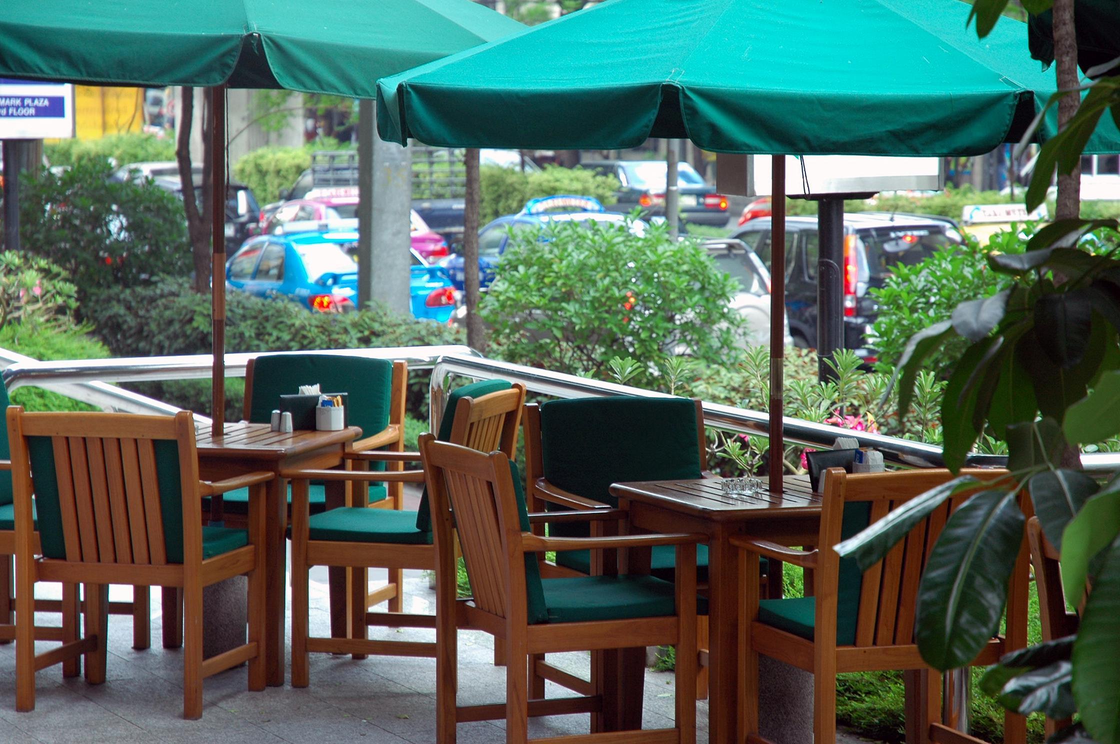 The Landmark Банкок Екстериор снимка Outdoor seating at a restaurant