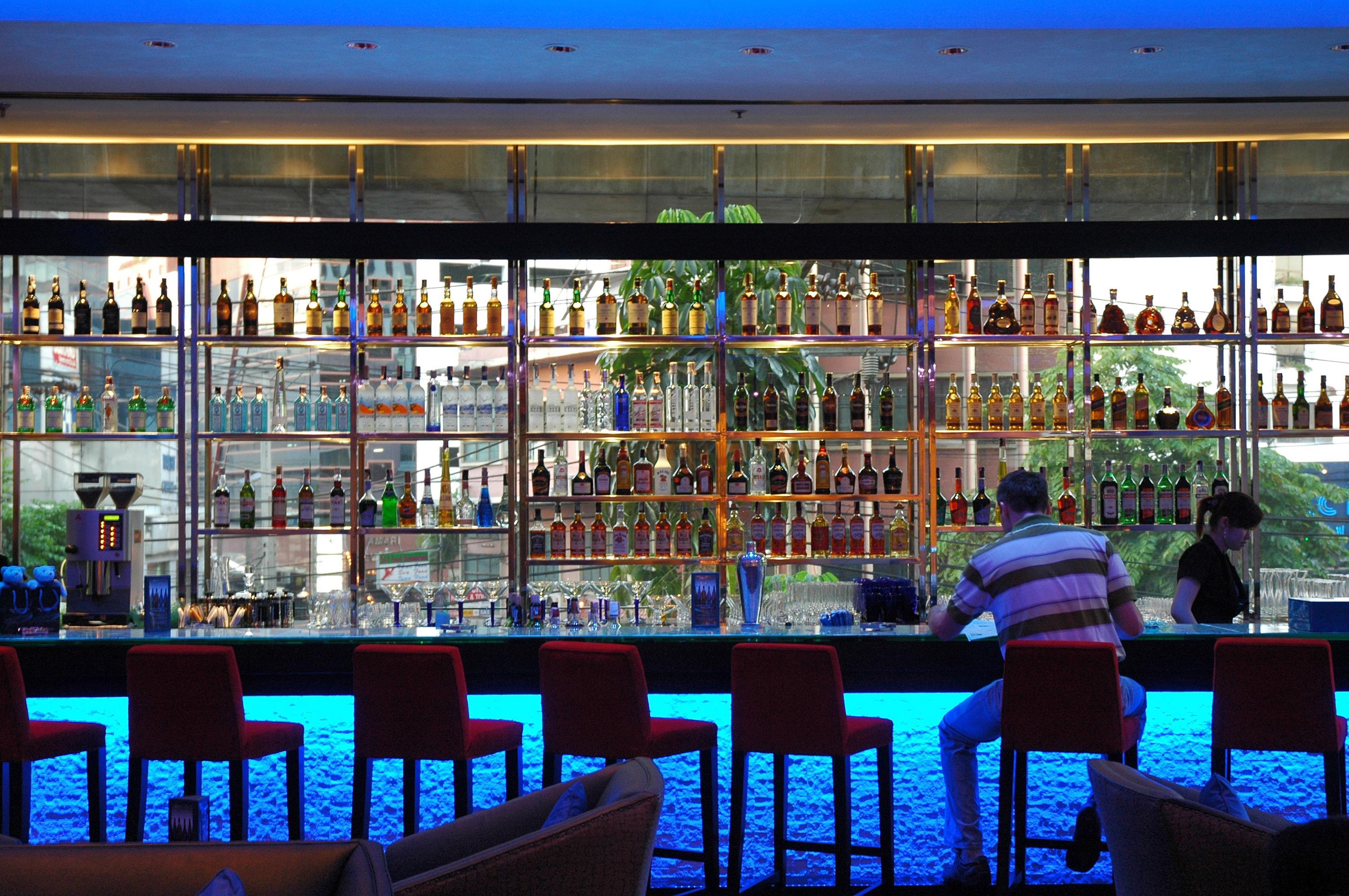 The Landmark Банкок Екстериор снимка A bar at the Conrad Hong Kong