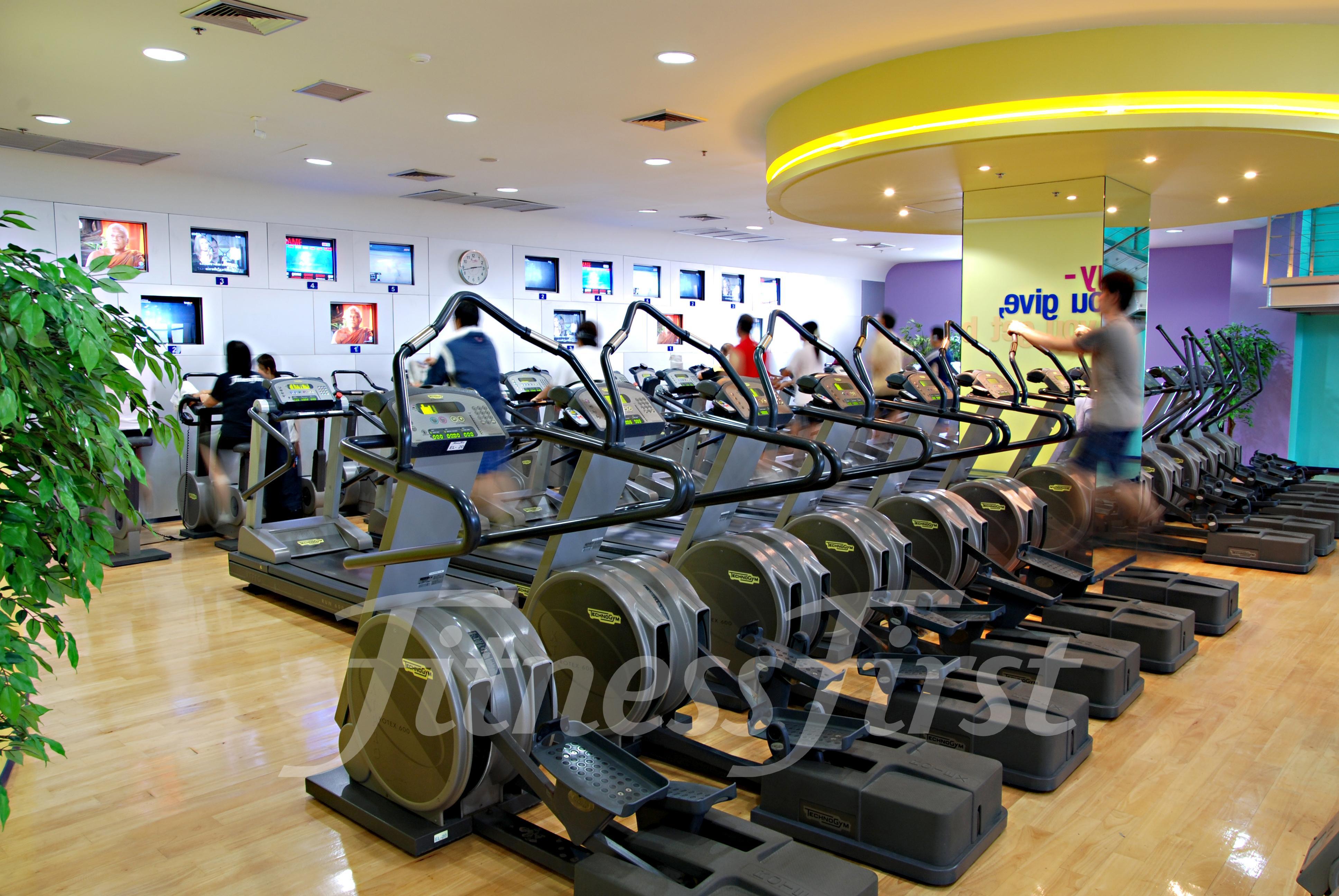 The Landmark Банкок Екстериор снимка A row of elliptical cross trainers
