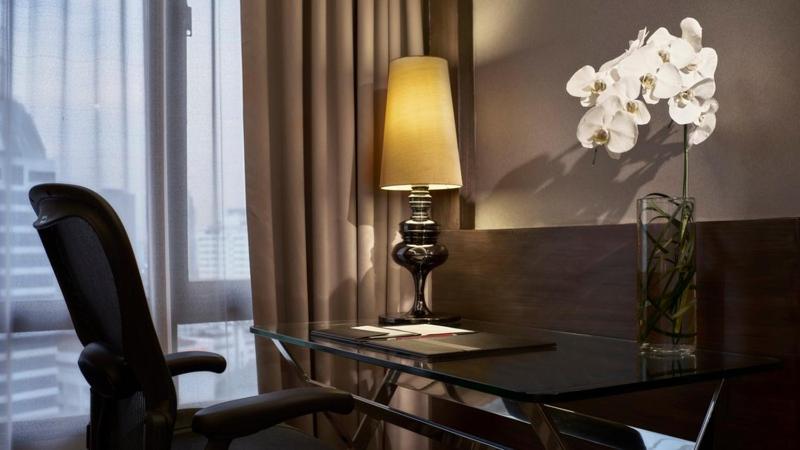 The Landmark Банкок Стая снимка A table lamp
